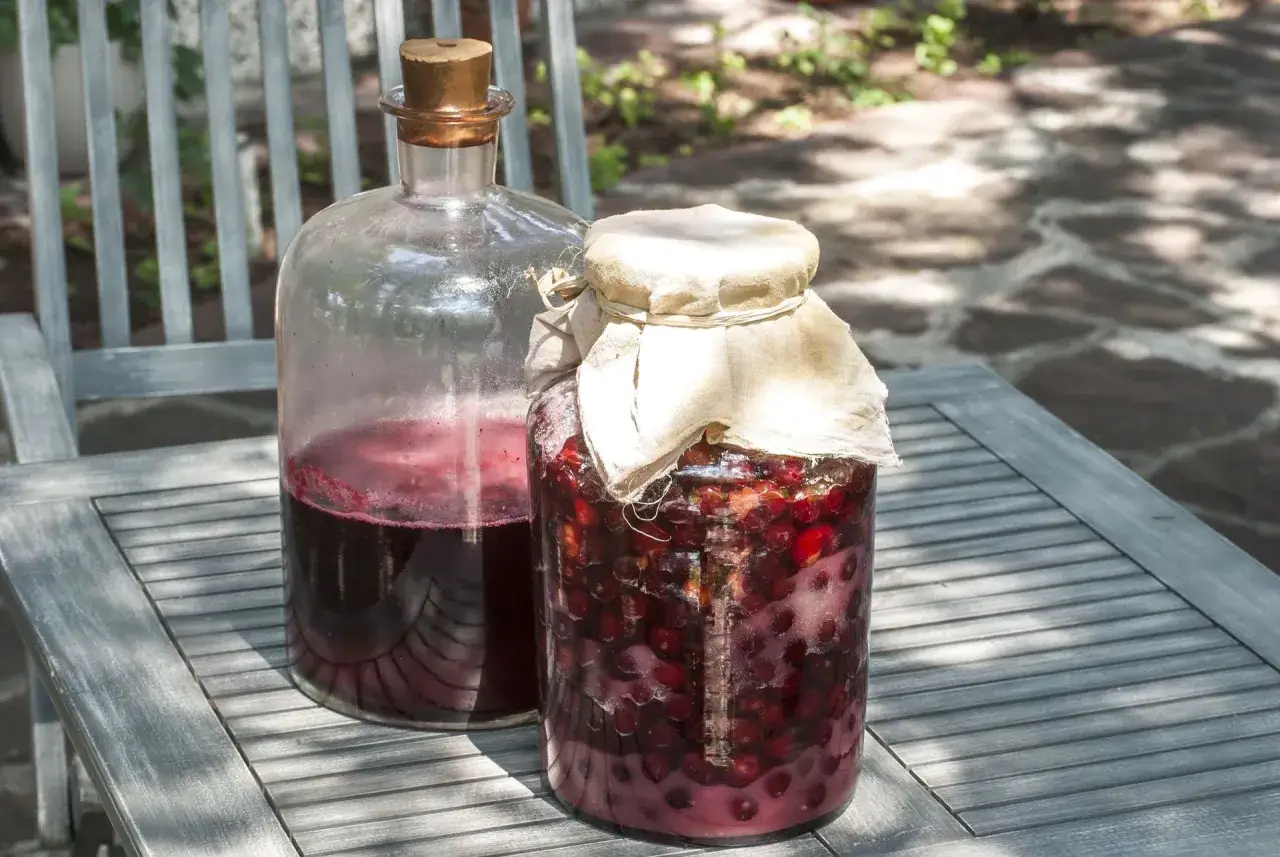 Jak zrobić wino z owoców? Prosty przewodnik krok po kroku!