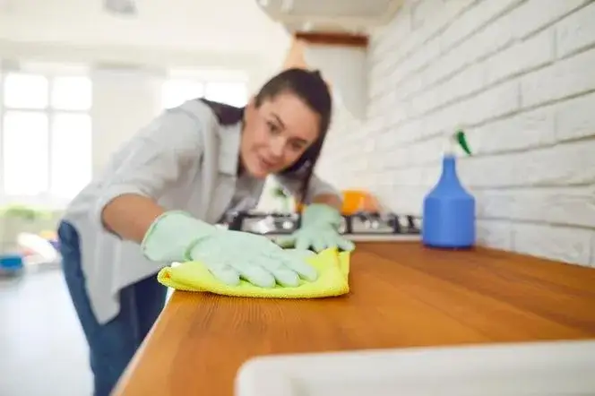 Jak usunąć spaleniznę z blatu - skuteczne metody i porady na przyszłość