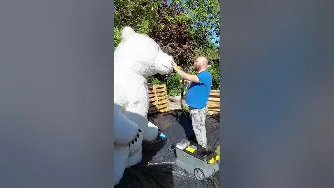 Jak wyczyścić dużego pluszowego misia i przywrócić mu blask