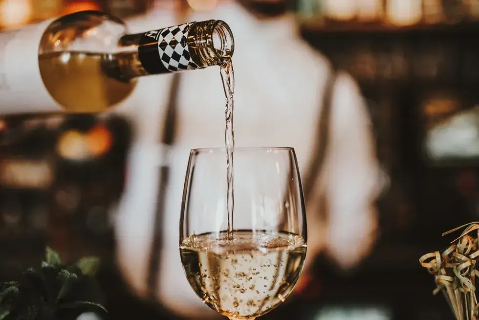 Wino bez korkociągu? 7 szybkich i bezpiecznych sposobów