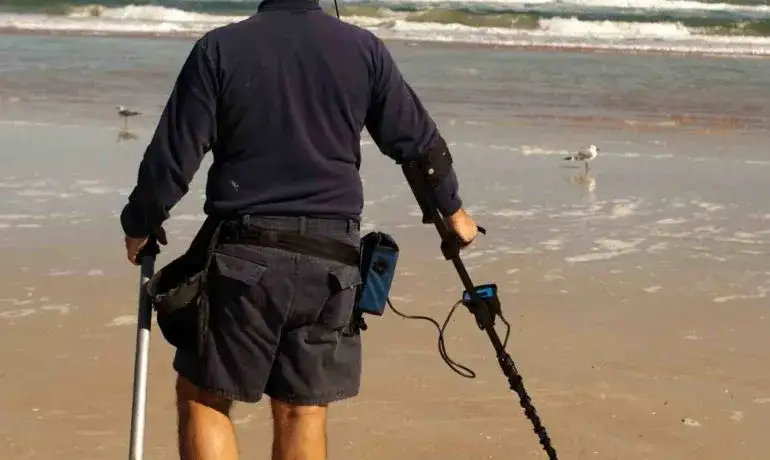 Czy można chodzić z wykrywaczem metali po plaży nad jeziorem bez obaw?