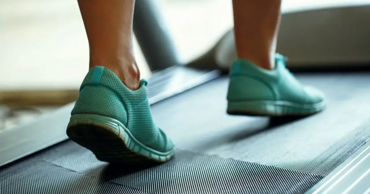 Bieganie na bieżni czy w terenie: co wybrać dla lepszych efektów?