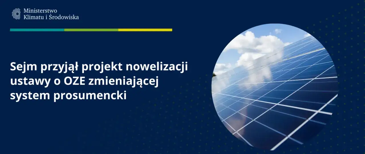 Sejm przyjął projekt nowelizacji ustawy o OZE, zmieniający system prosumentów. Panele słoneczne na tle błękitnego nieba.