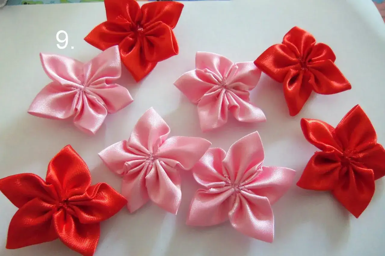 Urocze pomysły na kwiaty ze wstążki w kolorze różowym i czerwonym. Idealne do dekoracji lub rękodzieła.