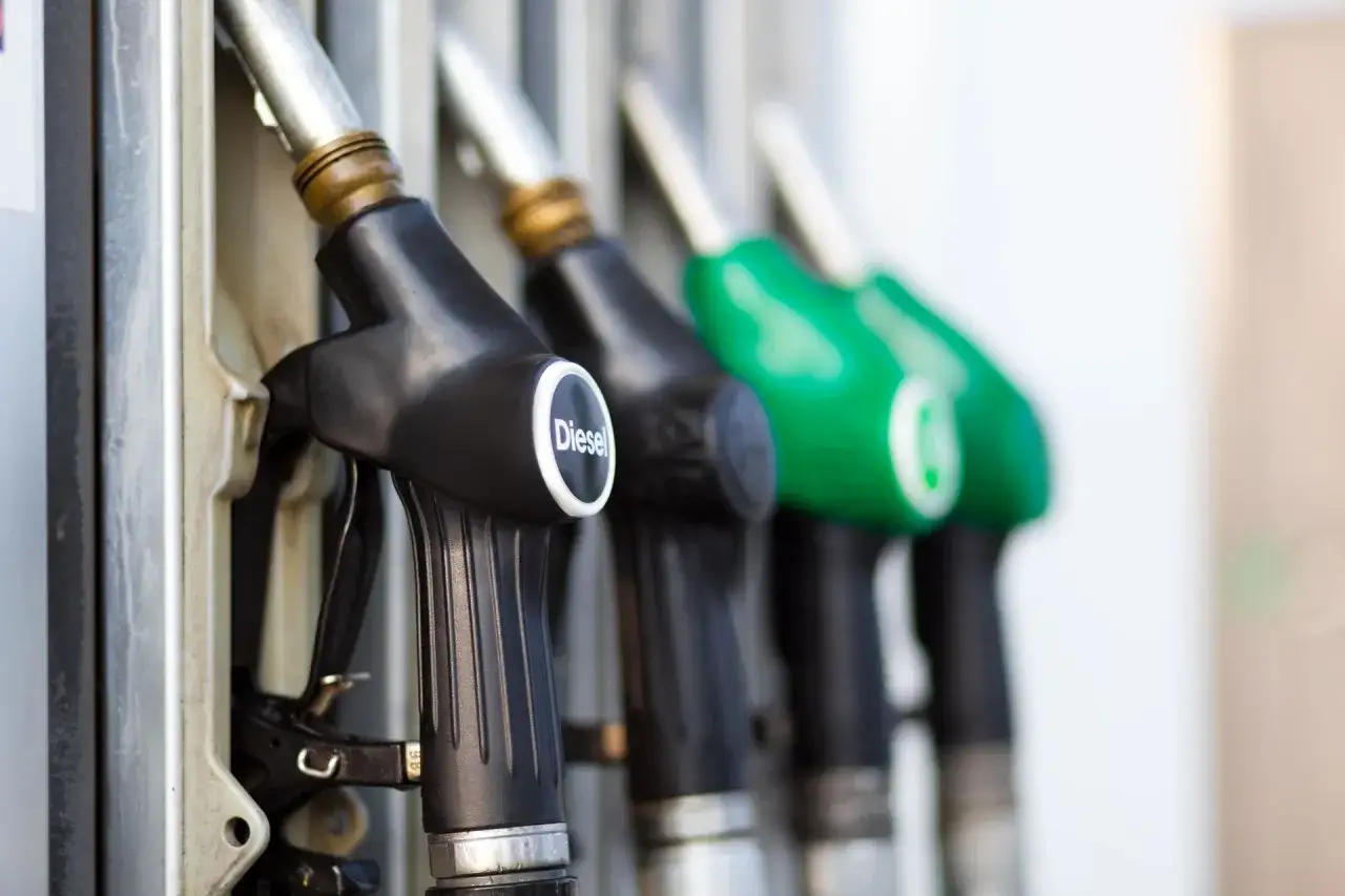 Dysza z napisem "Diesel" i inne, zielone. Zastanawiasz się czemu diesel jest droższy od benzyny?
