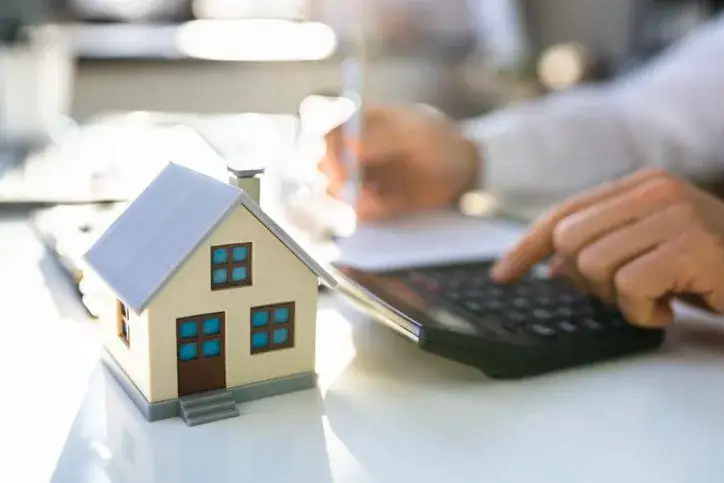 Czy zakup działki trzeba zgłosić do urzędu skarbowego? Sprawdź obowiązki!