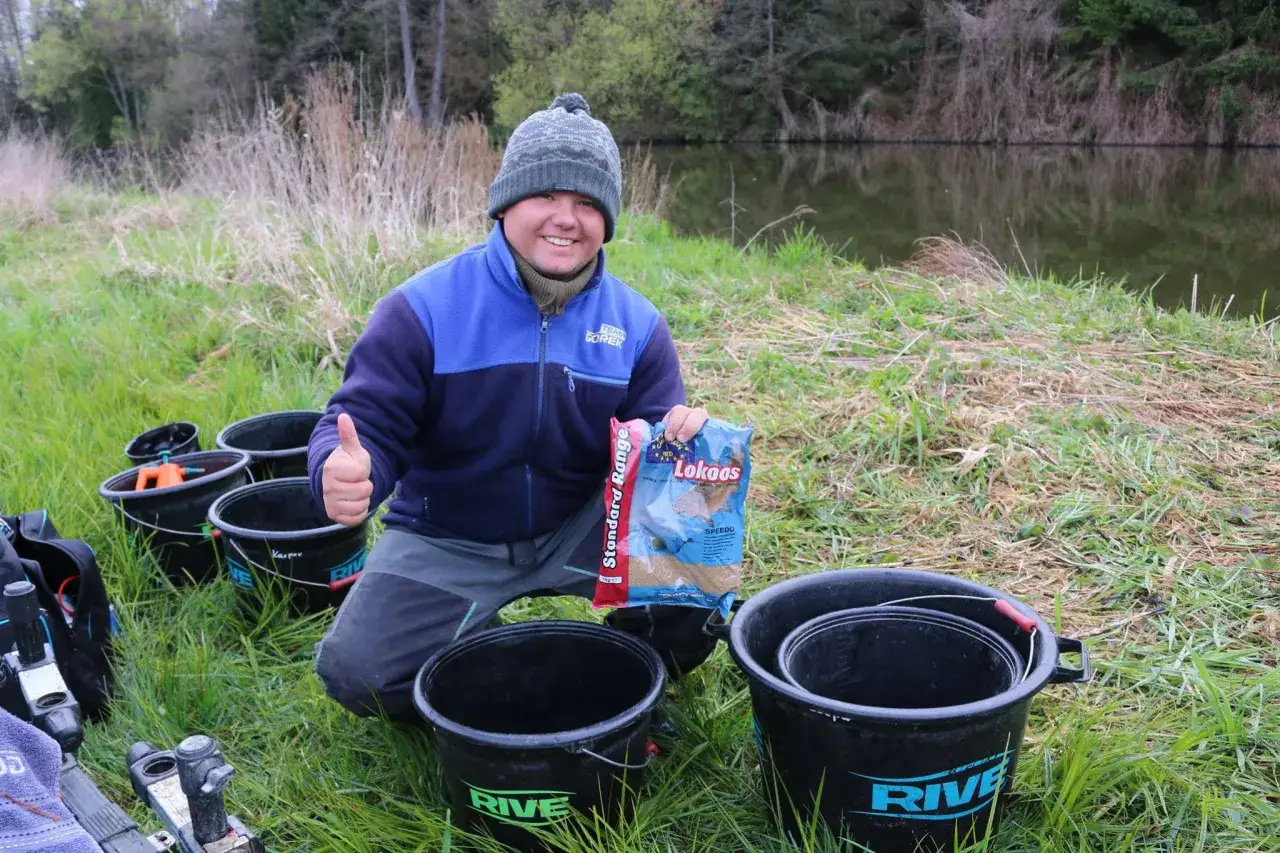 Wędkarz prezentuje zanętę, klucz do sukcesu w zawodniczych recepturach. Kciuk w górę!