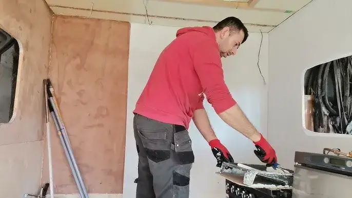 Jaką tapetę do przyczepy kempingowej wybrać, by uniknąć problemów?