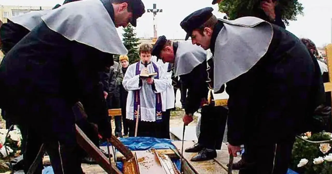 Msze za zmarłych po pogrzebie: Ile, jakie i za ile?