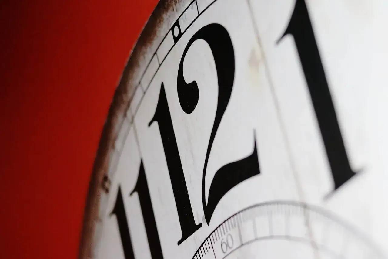 Czas AM/PM dla Polaków: Przeliczaj i unikaj pułapek 12 AM/PM