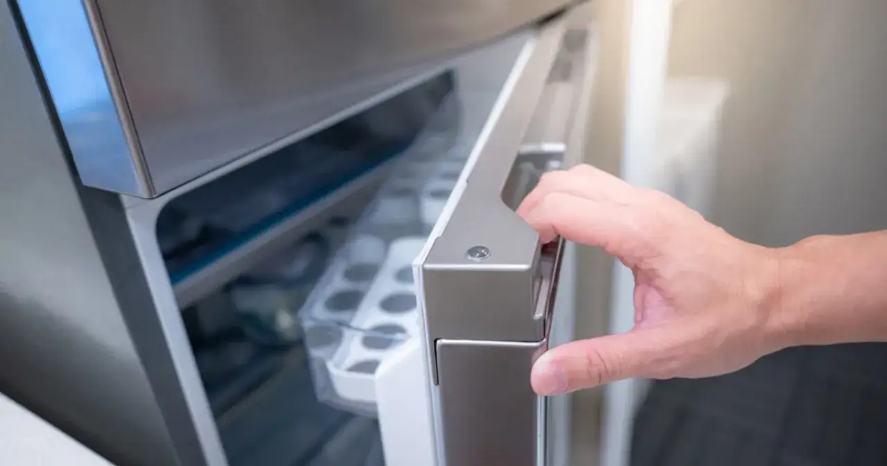 Woda w lodówce? Poznaj przyczyny i proste sposoby na rozwiązanie problemu