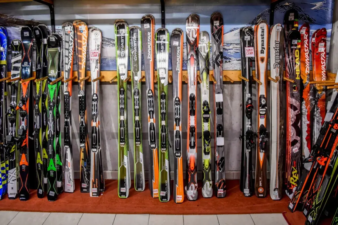 Wypożyczalnia nart Kraków: Omiń kolejki, wybierz sprzęt idealny!