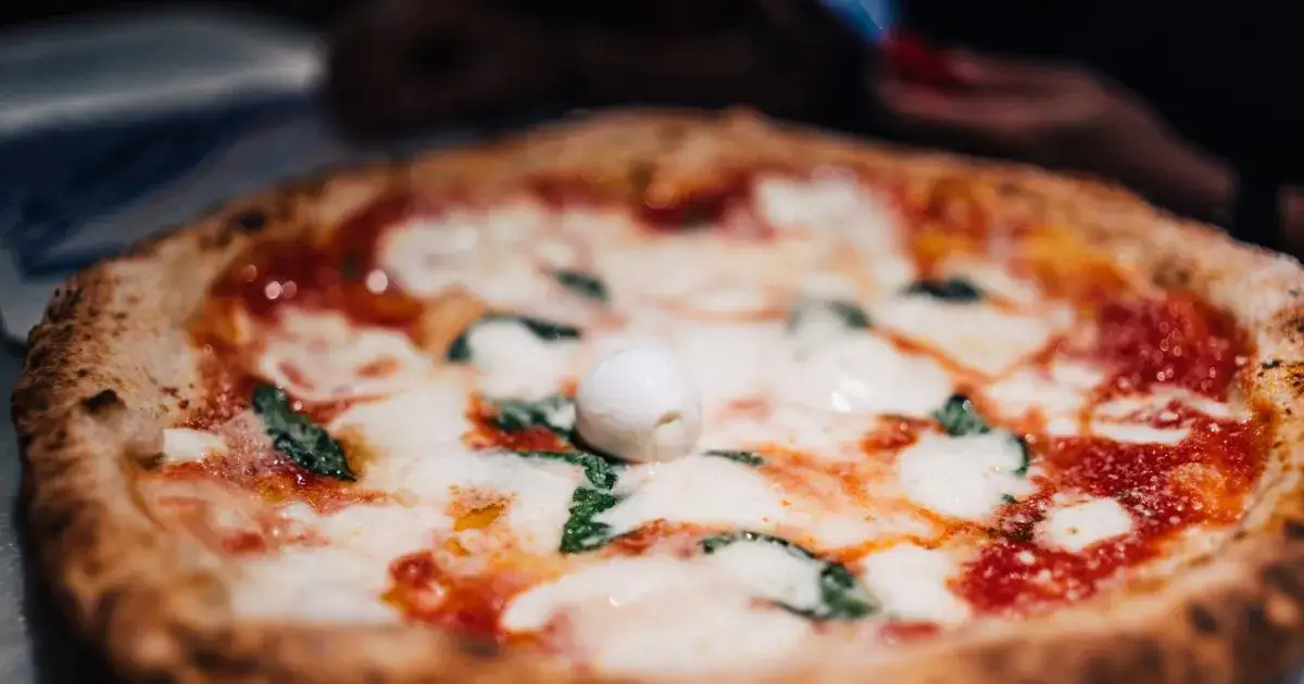 Maîtrisez la pâte à pizza épaisse et moelleuse : ma recette infaillible