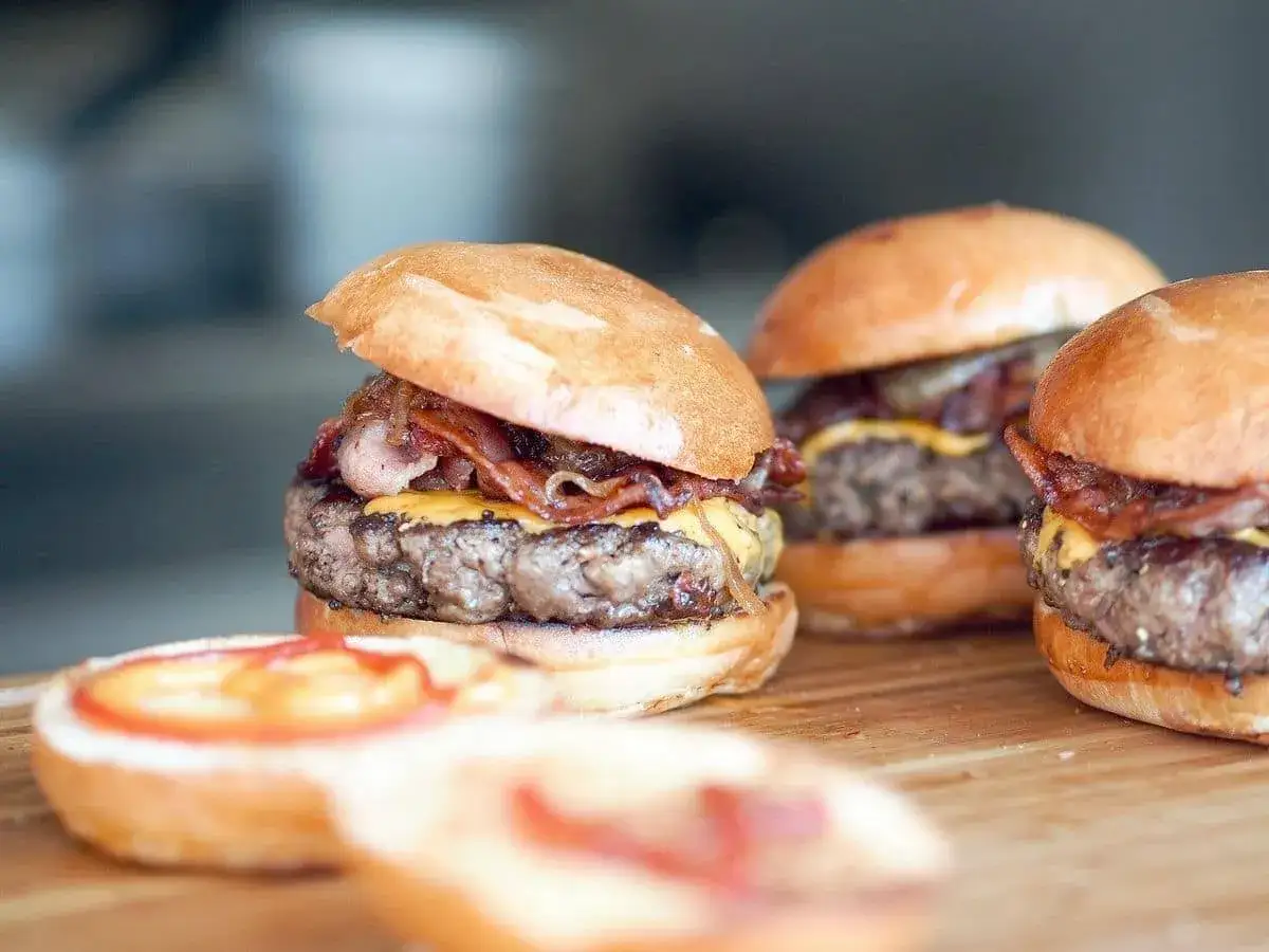 Burger jak zrobić mięso - sekrety idealnego przepisu na soczyste burgery