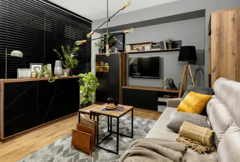Jakie dodatki do czarnych mebli w salonie sprawią, że wnętrze ożyje?