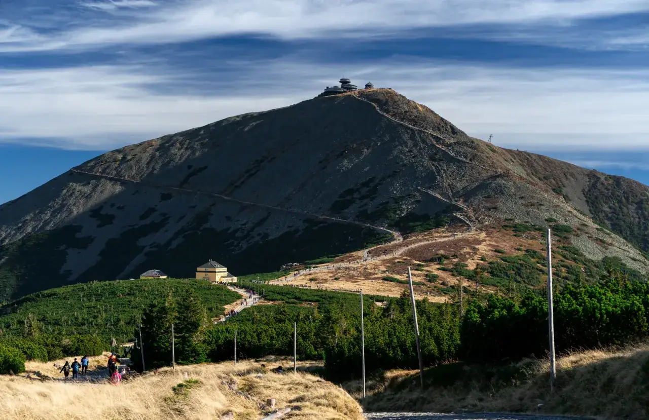 Szlak na Śnieżkę, który wydaje się najłatwiejszy, wije się łagodnie po zboczu góry, prowadząc turystów do obserwatorium.