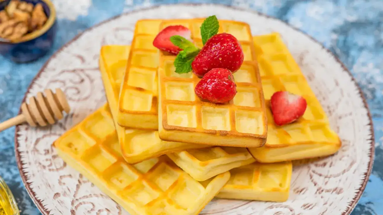 Pyszne gofry z truskawkami i miętą, idealne na zdrowe śniadanie. Ten przepis na zdrowe gofry zachwyci każdego!