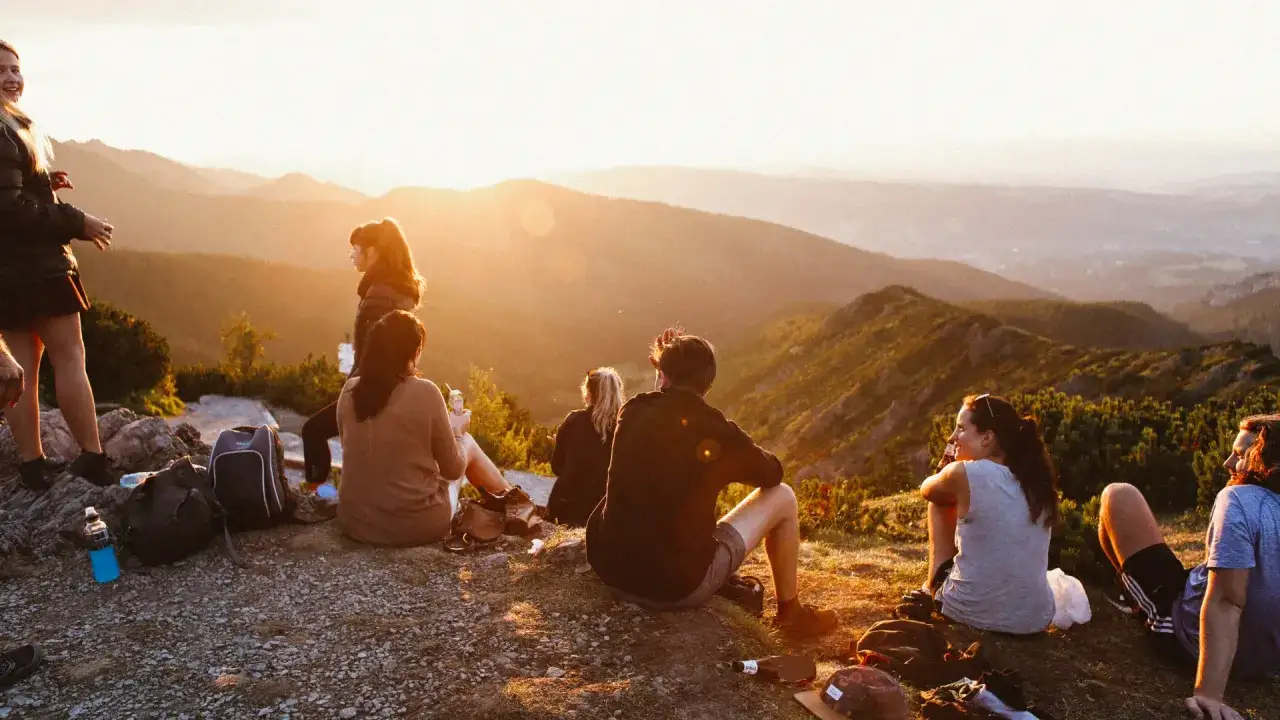 Warunki na szlakach górskich: Jak je sprawdzić i wędrować bezpiecznie?