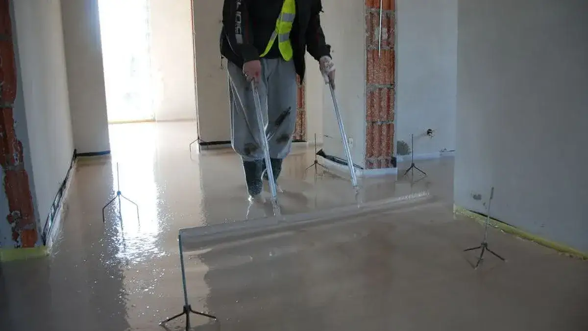 Zaprawa wyrównująca czy samopoziomująca – które rozwiązanie wybrać do remontu?