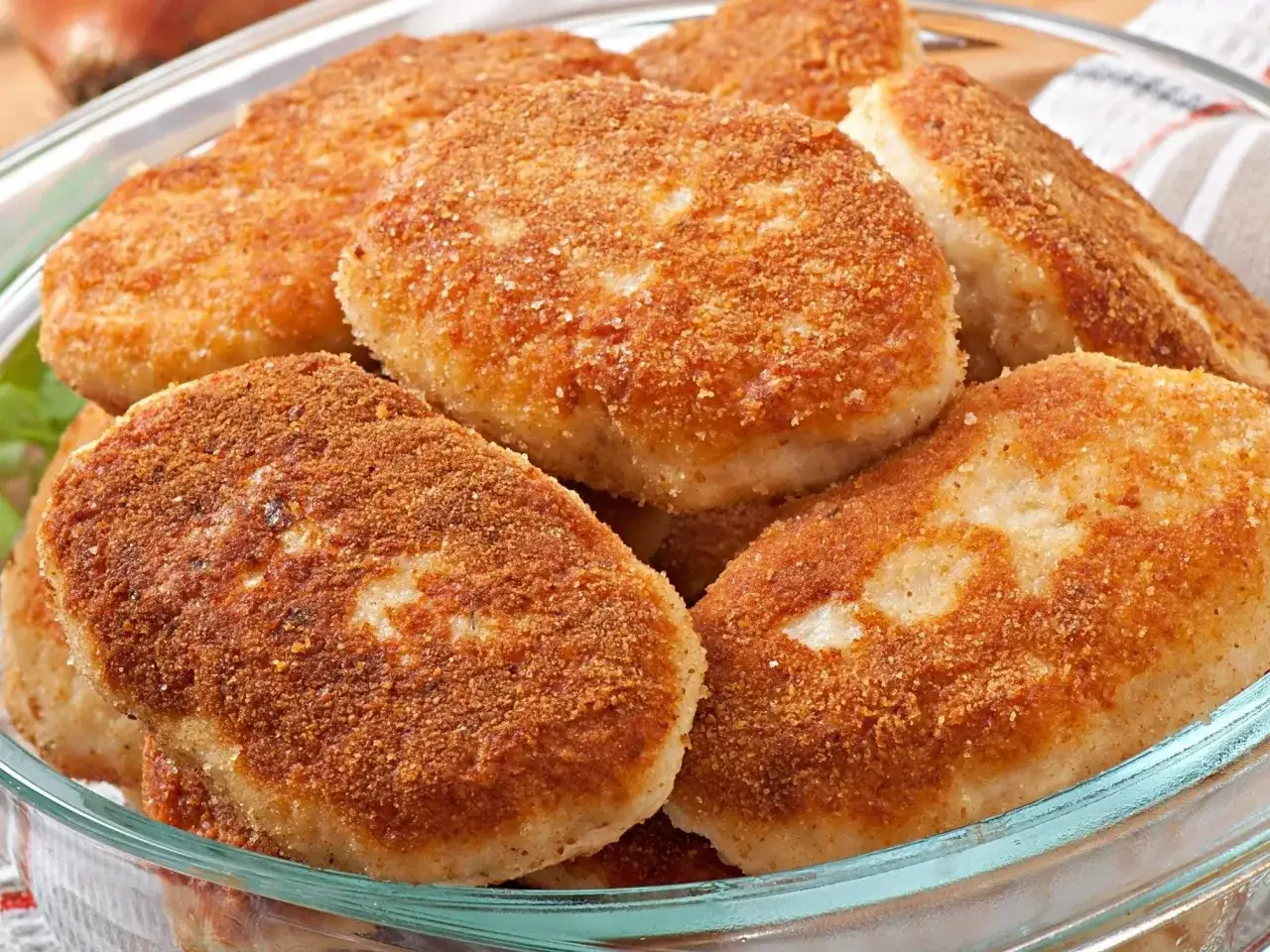 Złociste kotleciki z ugotowanych jajek, panierowane i usmażone. Pyszny pomysł na to, co można zrobić z ugotowanych jajek.