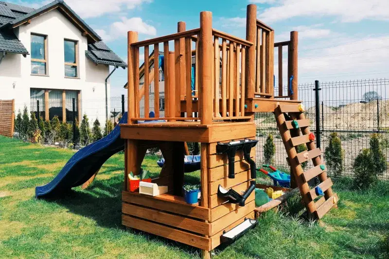 Jak samemu zbudować plac zabaw? Przewodnik DIY: koszty i bezpieczeństwo