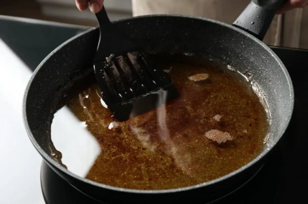 Łyżka cedzakowa usuwa resztki z oleju po smażeniu frytek. Dowiedz się, jak przechowywać olej po smażeniu frytek, by był gotowy do ponownego użycia.
