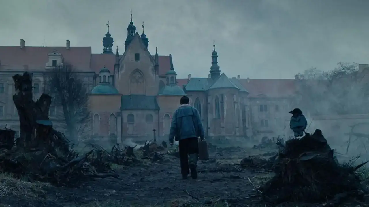 Mężczyzna z walizką idzie w stronę zamku, na pierwszym planie kruk na pniu.