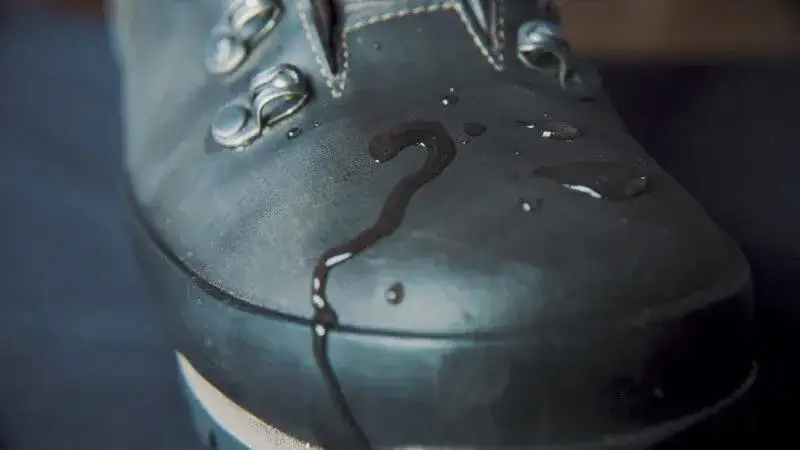 Jak zabezpieczyć buty ze skóry licowej przed zniszczeniem i wilgocią