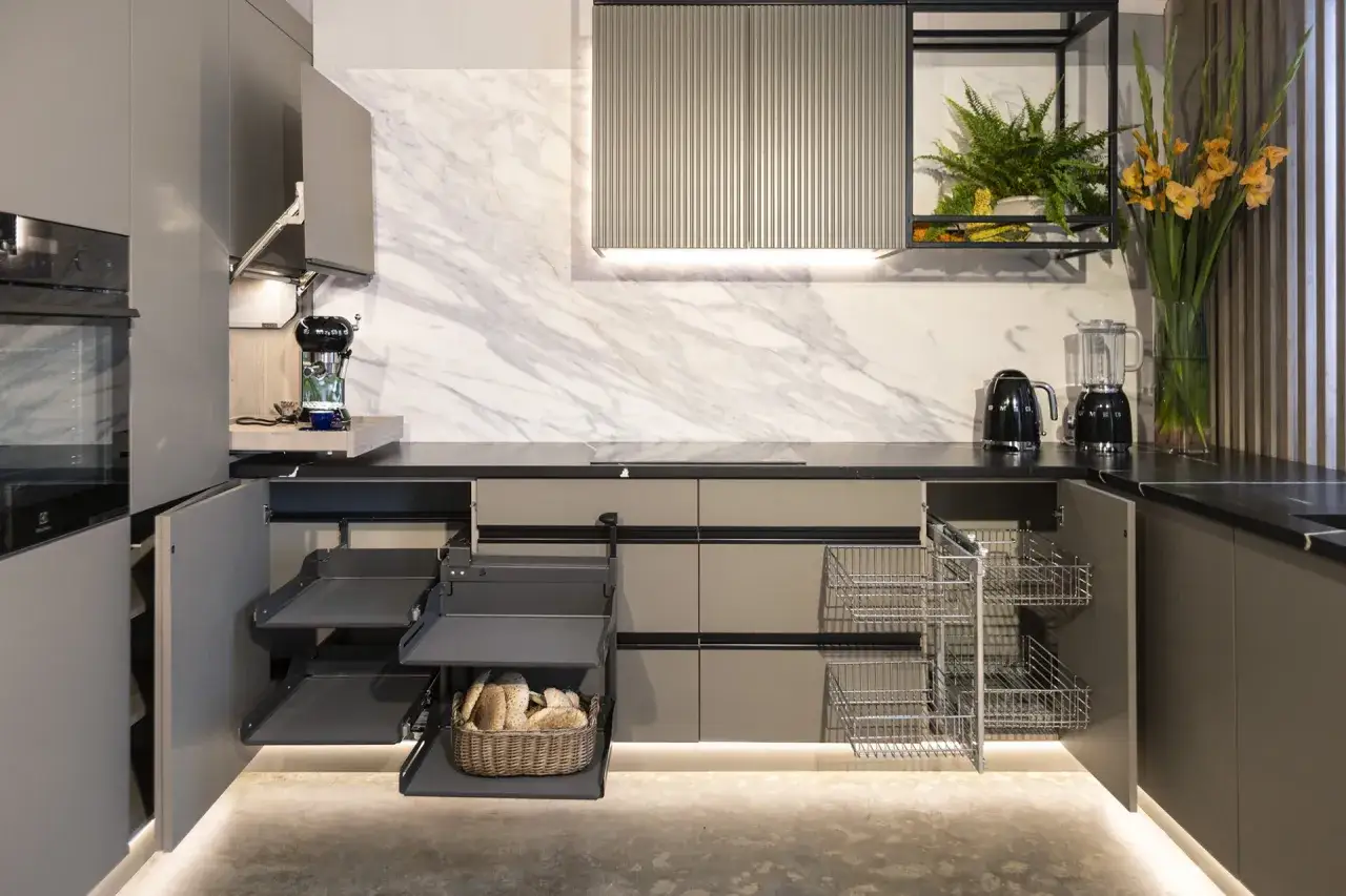 Jak zagospodarować szafkę narożną i zyskać więcej miejsca w kuchni