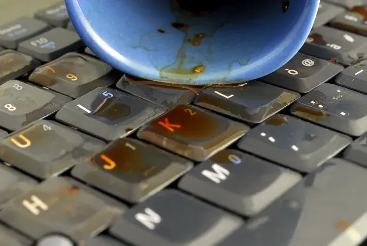 Ile schnie zalany laptop? Kluczowe kroki, by uniknąć uszkodzeń