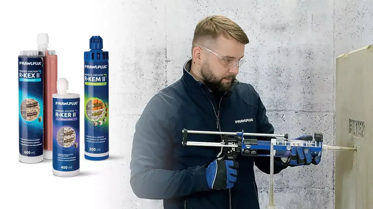 Mężczyzna w okularach ochronnych używa pistoletu do kotwy chemicznej, aplikując ją do otworu w betonie.