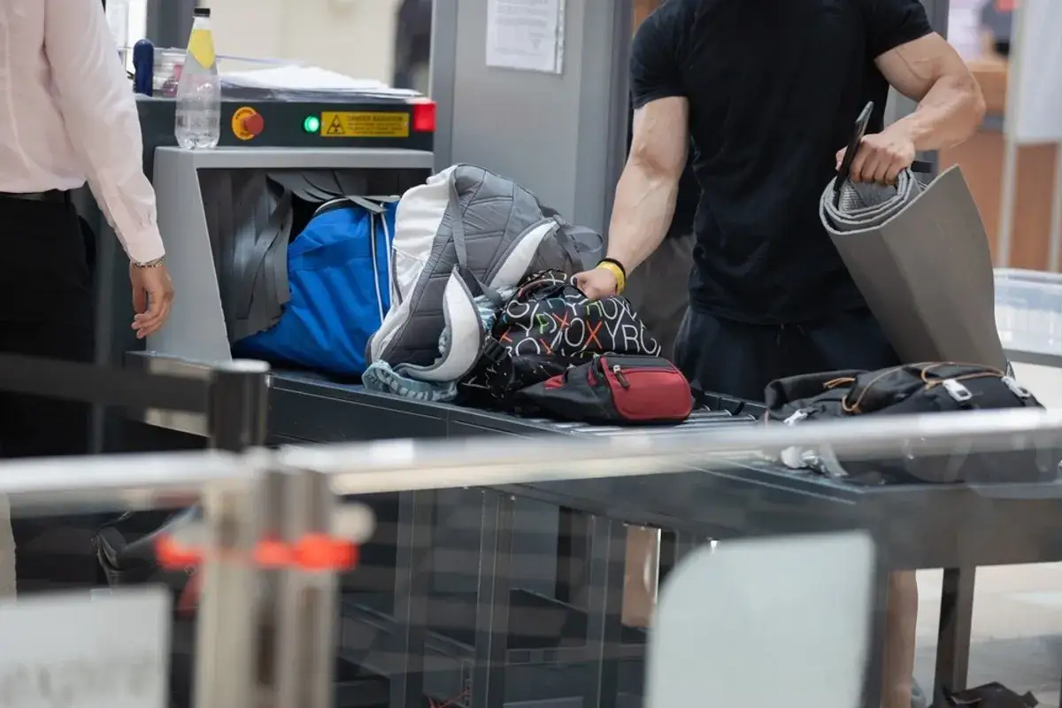 Czego nie zabrać do bagażu podręcznego? Uniknij problemów na lotnisku!