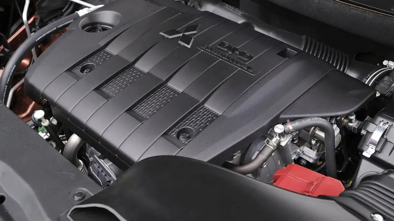 Silnik Mitsubishi Outlander z napisem "DI-D COMMON RAIL" i logo Mitsubishi.