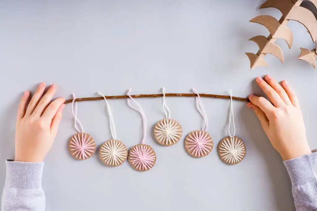 Kreatywne ozdoby świąteczne z recyklingu, które zachwycą każdego