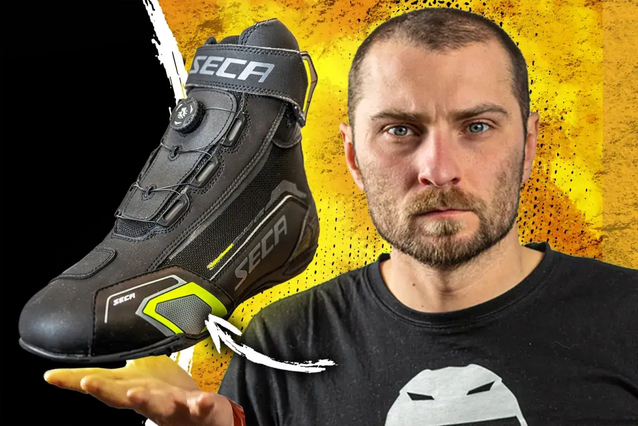 Mężczyzna prezentuje buty motocyklowe SECA. Zastanawiasz się, jakie buty na motocykl wybrać? Ten model to świetna opcja.