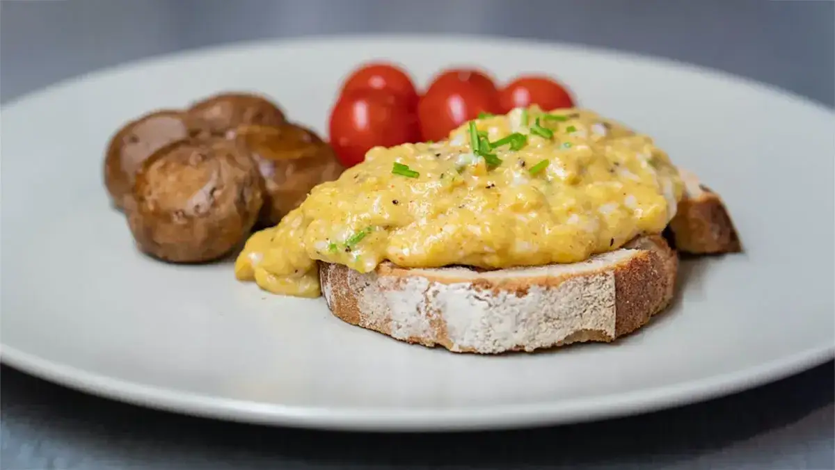 Jak zrobić dietetyczną jajecznicę - zdrowe przepisy na niskokaloryczne danie