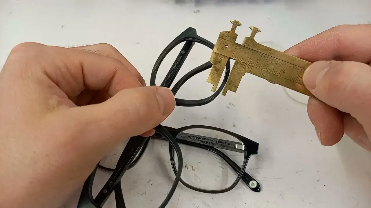 Jak wyjąć szkła z oprawek i uniknąć ich uszkodzenia