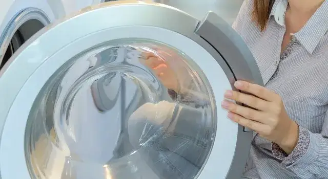 Jak wyczyścić pralkę? Koniec z brzydkim zapachem i kamieniem!