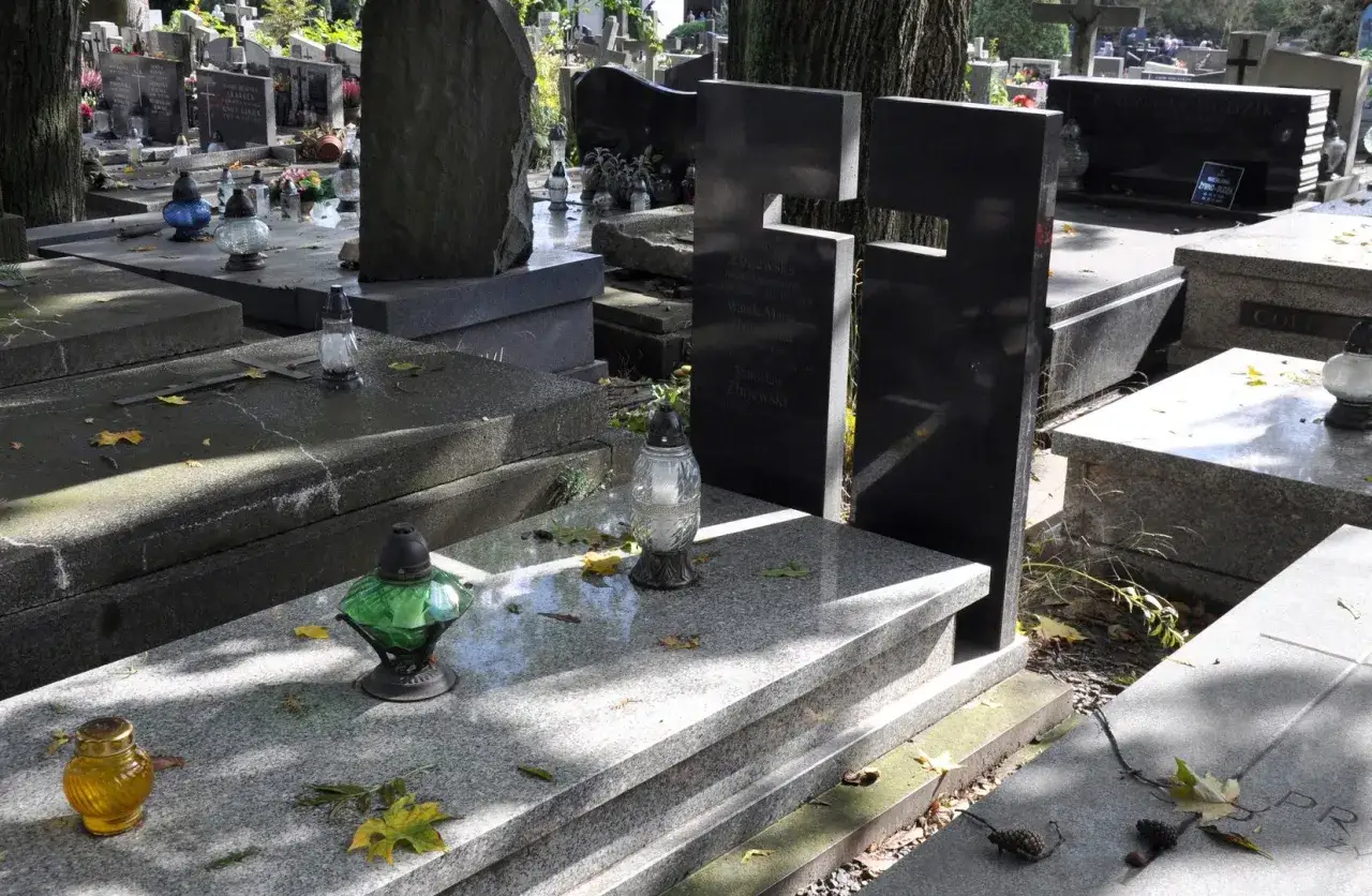 Ile kosztuje mycie pomnika na cmentarzu? Sprawdź, co wpływa na cenę