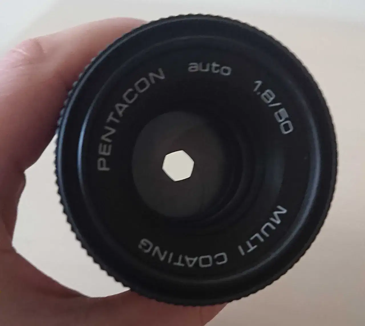 Jak wybrać idealny obiektyw do Sony a6000? Porównanie, zalety i wady