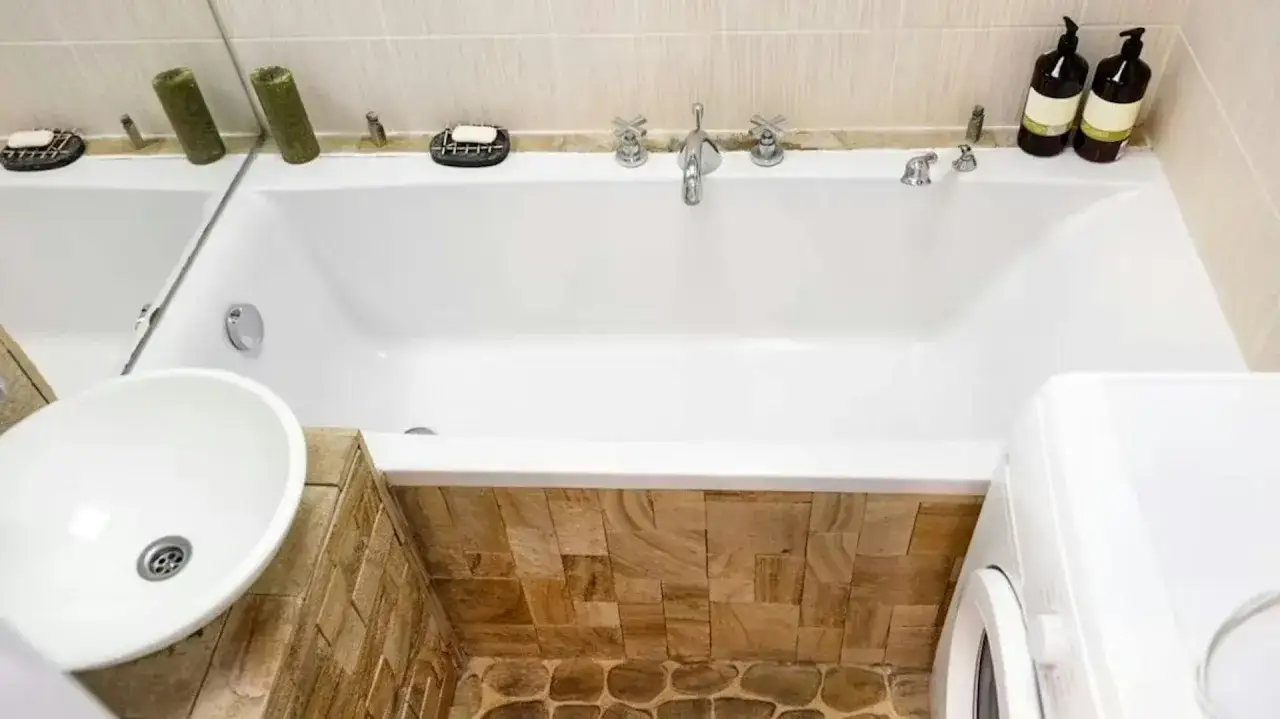 Jaka wanna do małej łazienki - najlepsze typy i porady na start