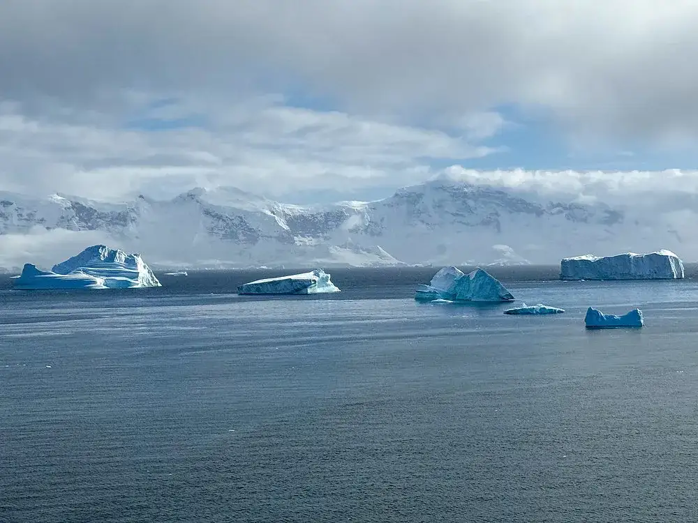 Ile trwa lot na Antarktydę? Poznaj różne opcje i czas podróży