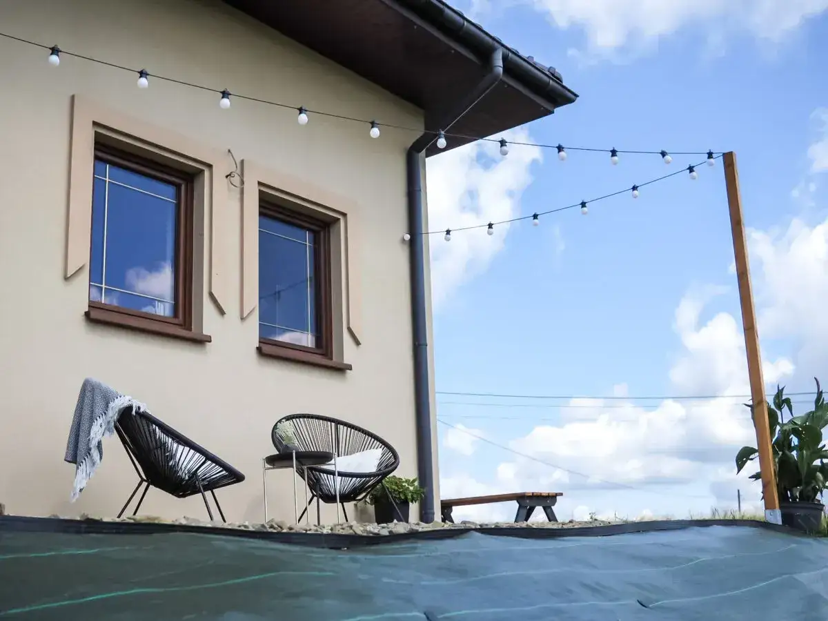 Jak przymocować girlandę do elewacji - skuteczne metody i porady