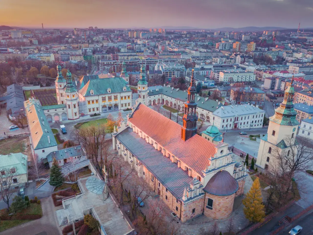 Kielce co zwiedzić? Bazylika katedralna i Pałac Biskupów Krakowskich o zachodzie słońca. Wspaniałe zabytki miasta.