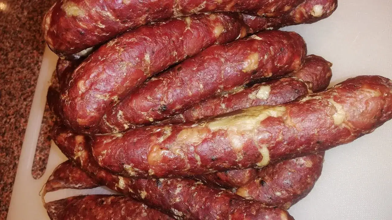 Ile wołowiny do kiełbasy? Odkryj idealne proporcje dla smaku