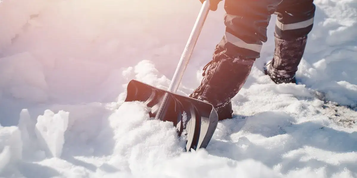 Kto powinien odśnieżać chodnik? Odpowiedzialność i konsekwencje