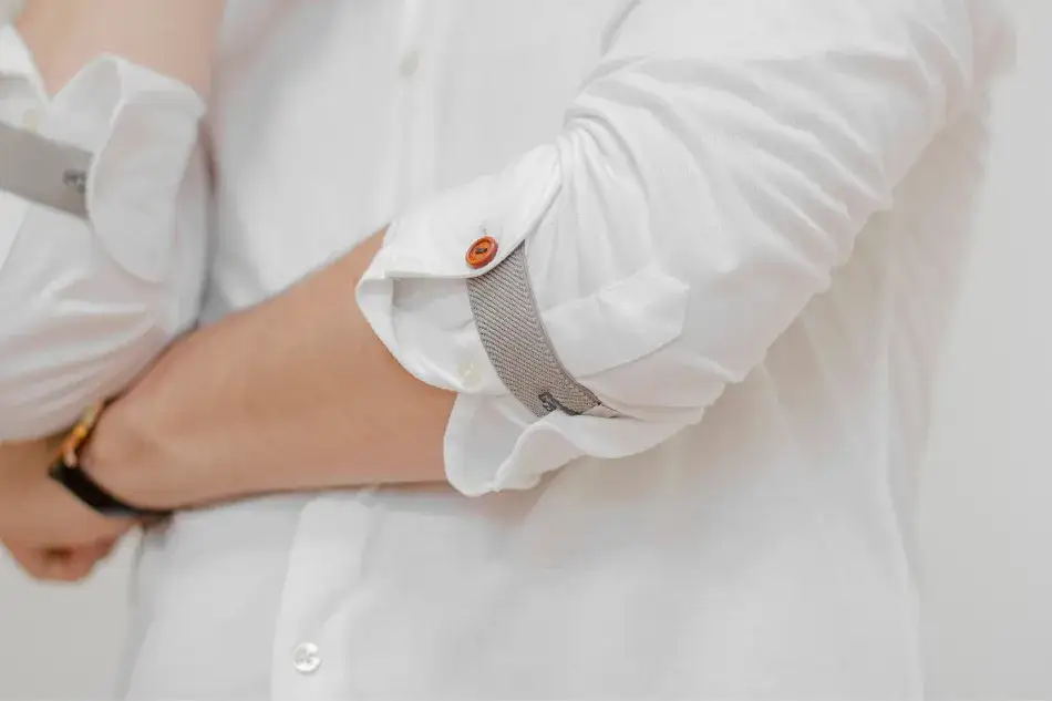 Jak wyprasować rękawy w koszuli, by uniknąć zagnieceń i błędów