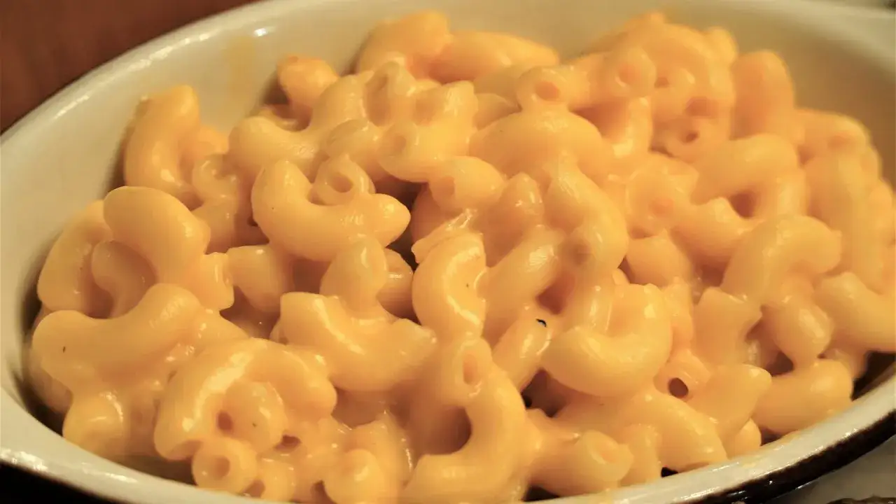 Pyszne, kremowe Mac and Cheese przepis na szybki obiad. Makaron w sosie serowym, idealny dla całej rodziny.