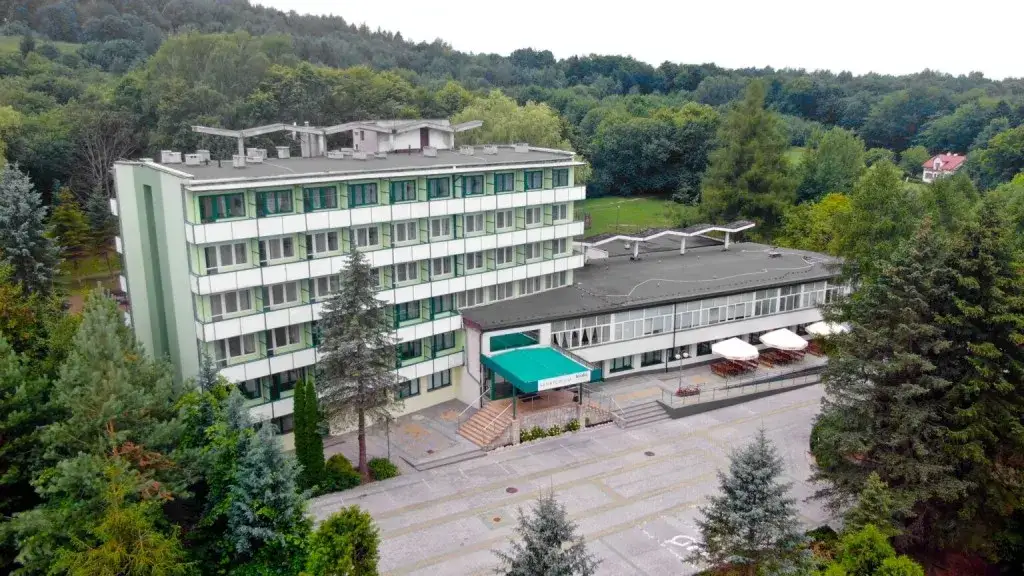 Iwonicz-Zdrój: Jak wybrać sanatorium dla seniora? NFZ czy prywatnie?