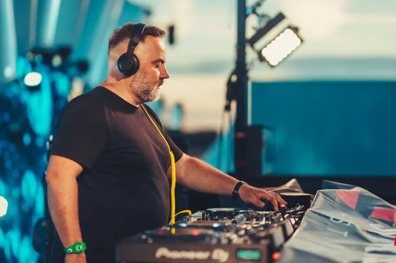 DJ Kris ile ma lat? Odkryj wiek i historię tej ikony muzyki